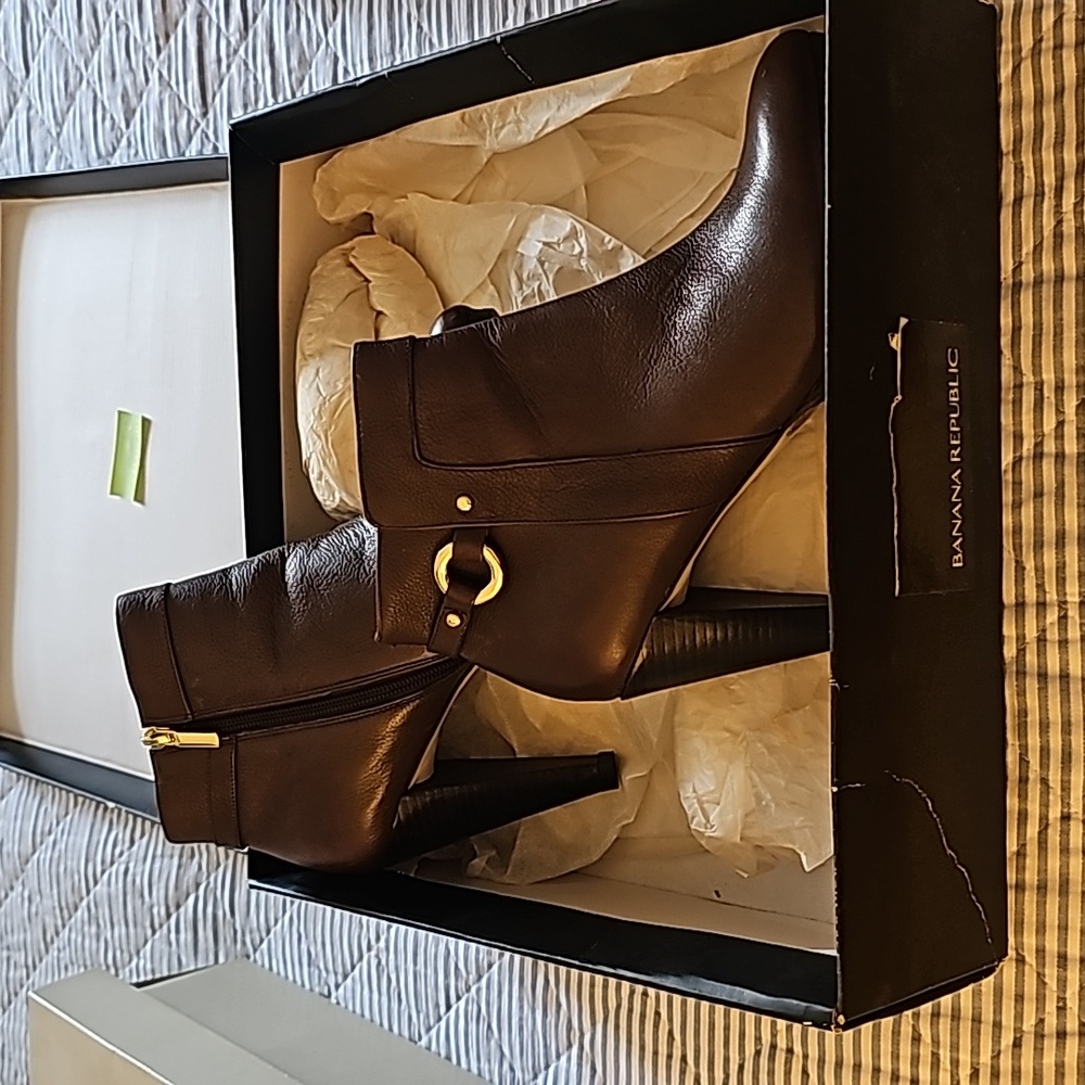 8.5 Banana Republic 4" brown booties